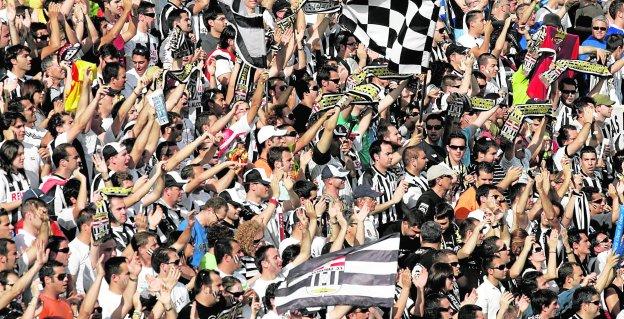 Aficionados del Cartagena animando a su equipo desde un fondo de El Collao, el 24 de mayo de 2009./J. M. Rodríguez / AGM