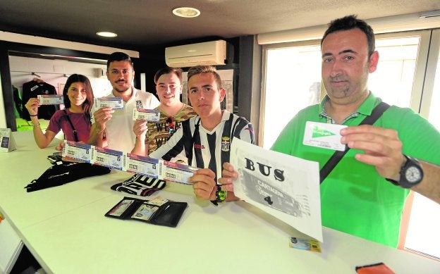 Los aficionados recogen sus entradas. / Antonio Gil / AGM
