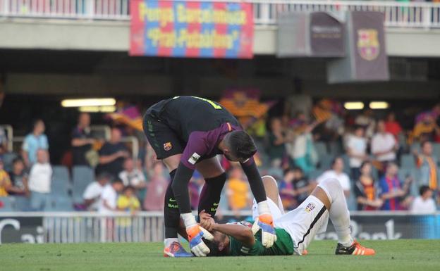 El portero del Barça consuela a un jugador del Cartagena./LOF