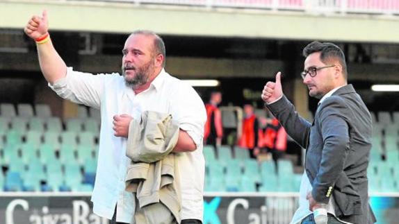Manuel Sánchez Breis y Paco Belmonte, entre lágrimas, saludan desde el césped del Miniestadi a los aficionados del Cartagena que se desplazaron el pasado sábado a Barcelona./LOF