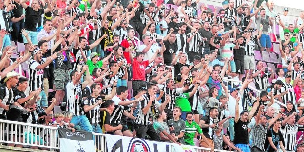 Aficionados del Cartagena celebrando el gol de Sergio García, el pasado sábado en el Mini Estadi. /LOF