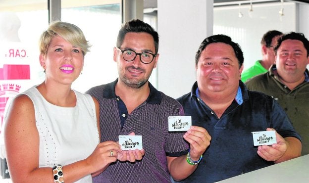 Paco Belmonte y Miguel Ángel Jiménez, dueño de Jimbee Melón, sacándose el abono del Efesé junto a la portavoz del Gobierno regional, Noelia Arroyo, en octubre del año pasado. /LV