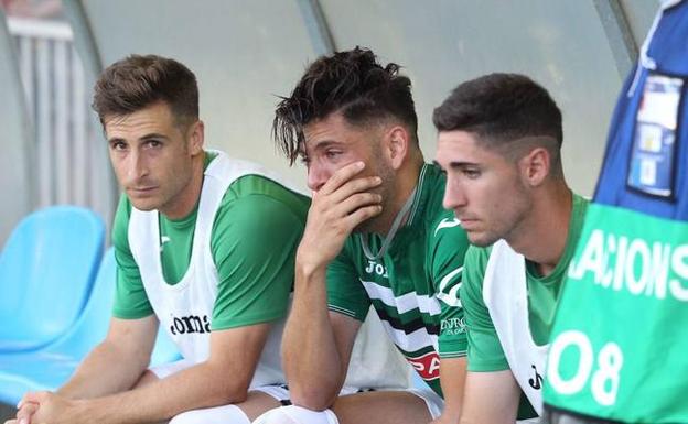 Llorente, Sergio Jiménez y Juan Antonio Ros, en el banquillo del Mini Estadi, al término del partido. /LOF
