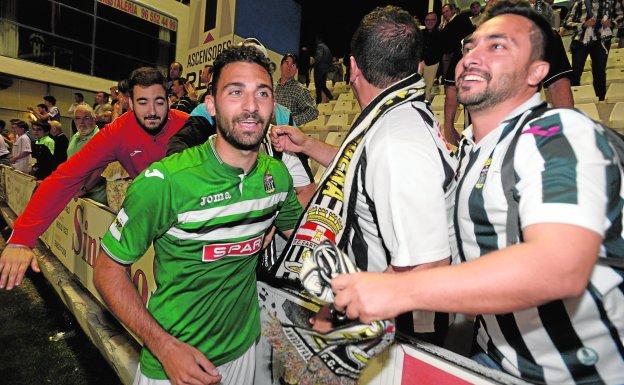 Arturo es felicitado por seguidores albinegros tras la reciente victoria en Alcoy.