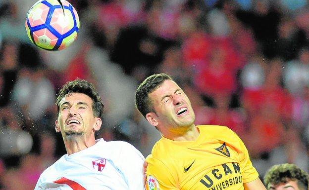 Fran Pérez salta con un jugador del Sevilla Atlético.
