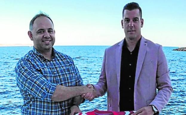 Deseado Flores posa con Biel Ribas, el pasado domingo en Mallorca.
