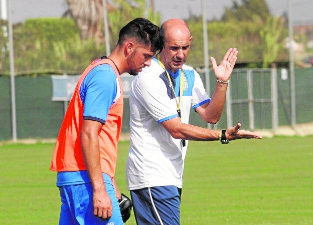 Primeros consejos. Alberto Monteagudo habla con Sergio Jiménez, durante el entrenamiento de ayer.