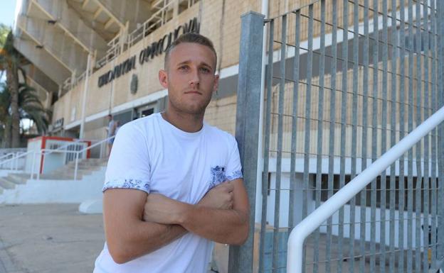 Isaac Aketxe, ayer en la puerta del gimnasio del estadio Cartagonova.