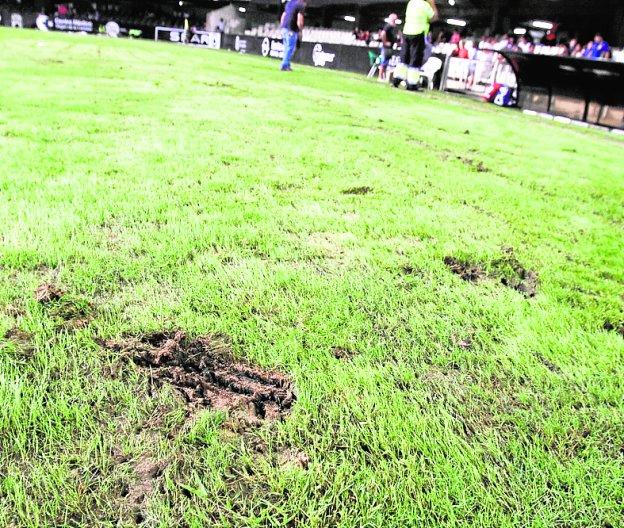 Detalle del estado del césped del Cartagonova, en una imagen tomada en el descanso del partido del miércoles.