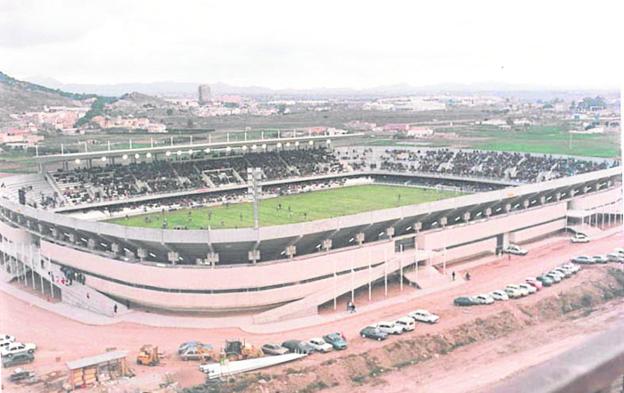 Vista aérea del Estadio Municipal Cartagonova en el tercer partido que acogió, el 28 de febrero de 1988. Fue contra el Bilbao Athletic, cuando el ariete vasco Uribarrena marcó el primer gol en la historia del recinto de Benipila./Archivo La Verdad