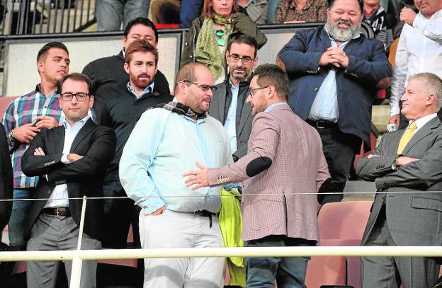 Raúl Moro y Paco Belmonte charlan en el palco del Cartagonova en el último derbi. /Vicente Vicéns/ AGM