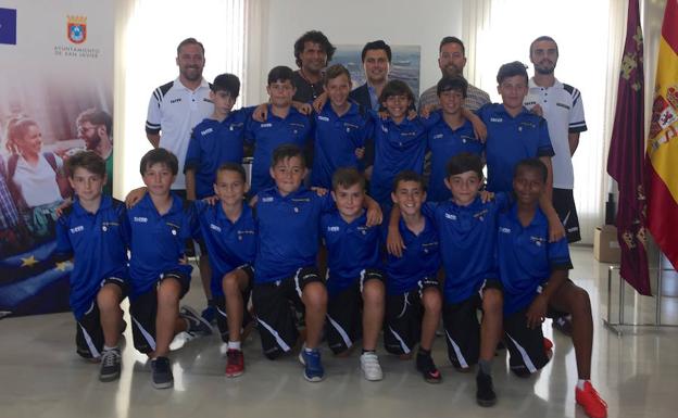 Los alevines unidos, visitaron al alcalde, José Miguel Luengo, junto a sus técnicos y patrocinador, Carlos Fuentes.