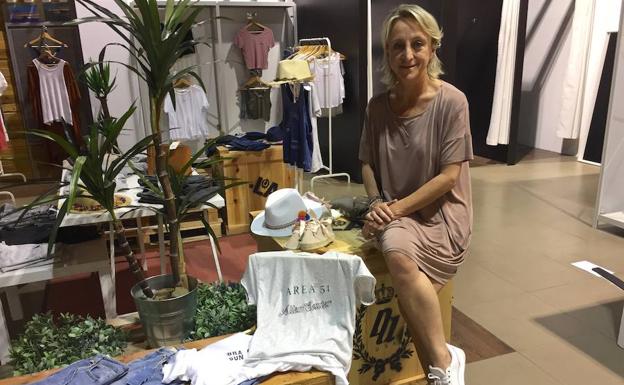 La creadora de 'Dobla y nada', Carmen Martínez, en su 'concept store' de San Javier.