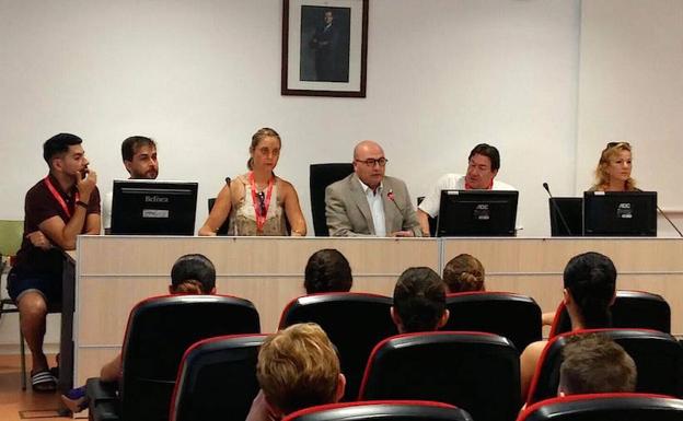 El decano Arturo Díaz y la edil Catalina Pérez abrieron las Jornadas de Danza en el campus de San Javier.