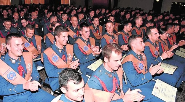 Los alumnos, ayer, con las becas de titulados en Ingeniería.