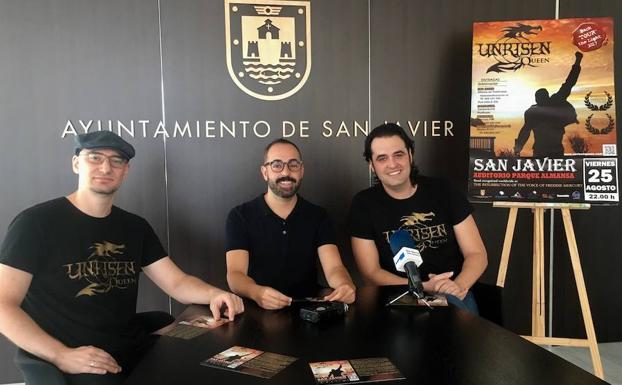 El concejal de Cultura, David Martínez, entre dos de los integrantes de Unrisen Queen.