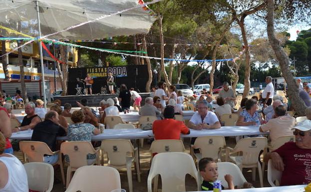La pinada de Roda, en plena celebración del desayuno inglés, una de las citas festivas ineludibles.