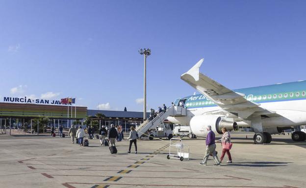 Turistas europeos llegan a la Región a través de la pista de San Javier.