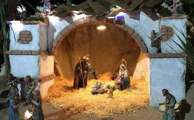 El nuevo portal del Belén de España, iluminado al llegar la noche. /A. Salas