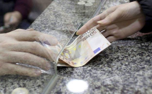 Una mujer encuentra un sobre con mil euros en Santiago de la Ribera y lo entrega a la Policía