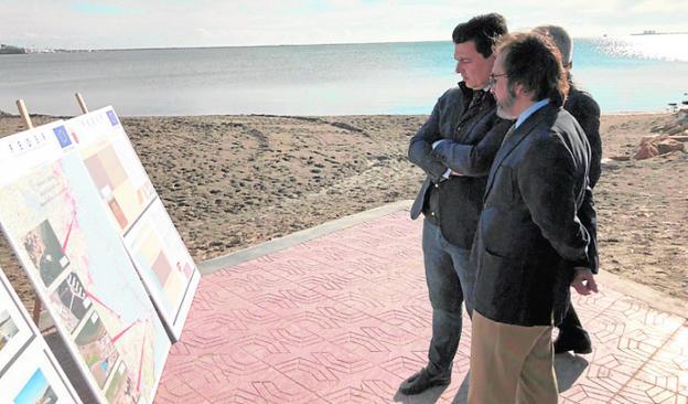 El consejero Rivera observa los panales con el alcalde Luengo. / CARM