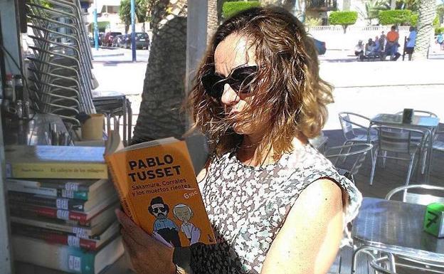 Una lectora en una de las intervenciones de la Biblioteca de San Javier en bares y chiringuitos. /A.S.