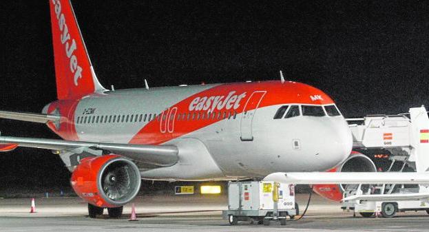 El avión de la compañía easyJet, anoche en la plataforma del aeropuerto de San Javier mientras reparaban el motor./ Pablo Sánchez / AGM