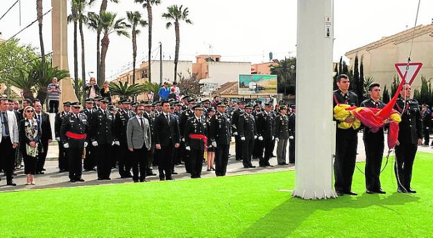 Izado de la bandera, en la nueva avenida de la AGA./Ayto