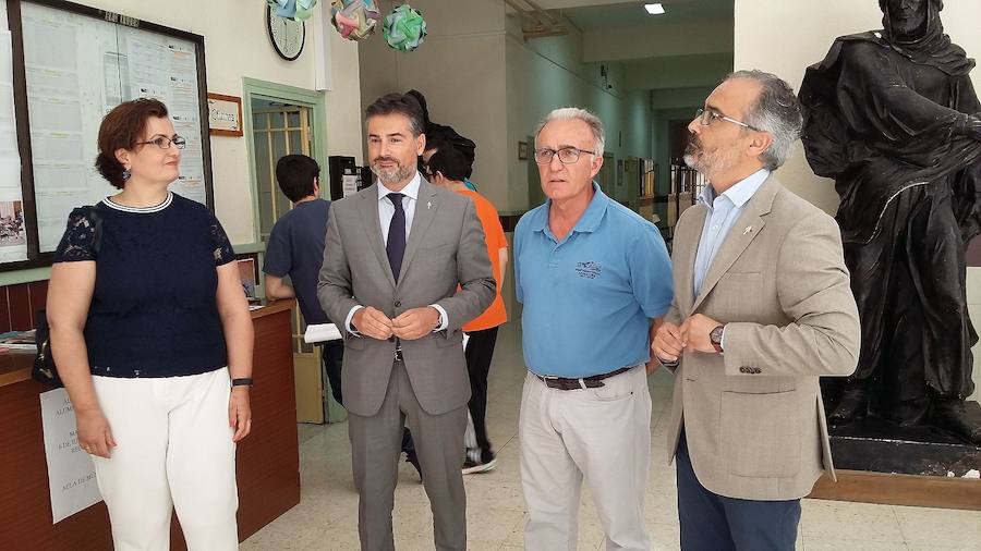 Sergio López, segundo por la derecha, durante la visita al IES San Juan de la Cruz