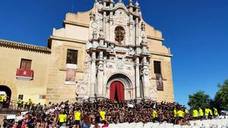 Los jóvenes deportistas en la explanada de la basílica de la Vera Cruz. /SDC