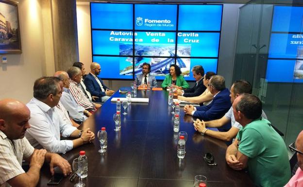 El consejero de Presidencia y Fomento, Pedro Rivera, durante el encuentro mantenido con los empresarios que componen la plataforma que reivindica el desarrollo de la Autovía Venta Cavila-Caravaca.