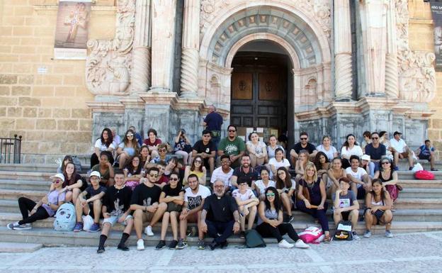 Los corresponsales juveniles en la escalinata de la basílica junto al rector. /AYTO. CARAVACA