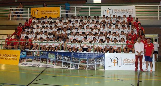Los participantes junto a los monitores y el concejal de Deportes, Antonio Donate.