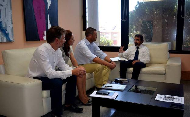 Pedro Rivera (d) dialogando con el diputado Víctor Martínez-Carrasco y los concejales Mónica Sánchez y José Francisco García./PP