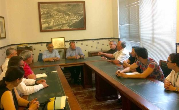 Representantes de los siete ayuntamientos junto al padre Pascual Gil Almela.