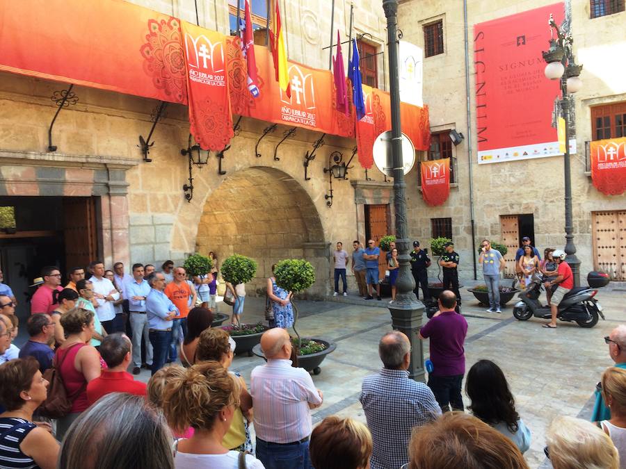 La concentración silenciosa tuvo lugar en la Plaza del Arco.