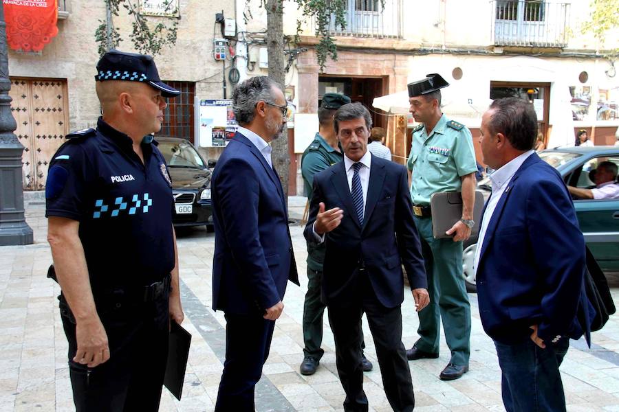 El Delegado del Gobierno, Antonio Sánchez-Solís saluda al alcalde de Caravaca, José Moreno, y al concejal de Seguridad Ciudadana, Pedro Antonio Muñoz.