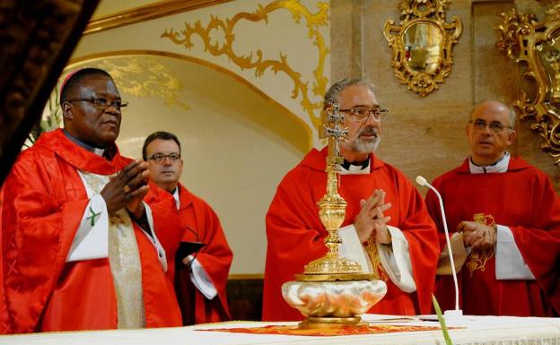 El obispo de la diócesis de Idiofa, de la República Democrática del Congo, junto al Vicario Episcopal y el Rector de la basílica.