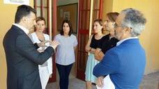 Sergio López (i) y José Moreno (d) conversan con el equipo directivo del CEIP Basilio Sáez.
