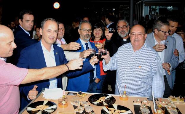 Brindis con vino en el stand de restaruante Zaian . /JUAN F. ROBLES