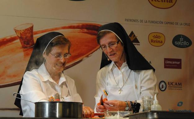 Sor María José y Sor Josefina cocinand. /JUAN F. ROBLES