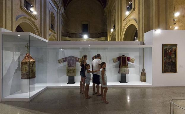 Una familia visita en Caravaca la exposición 'Signum', organizada con motivo de la conmemoración del Año Jubilar 2017../CARM