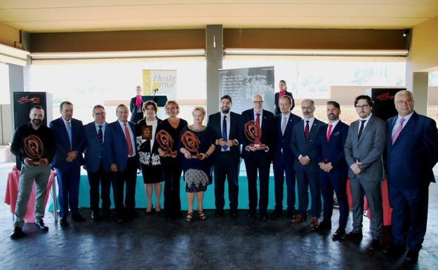 El jefe del Ejecutivo regional posa, junto al presidente de Hostemur y el alcalde de Caravaca, con los premiados por Hostemur. /JUAN F. ROBLES.