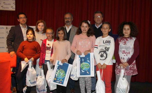Los escolares premiados junto al alcalde, el concejal de Medio Ambiente y el responsable de Aqualia, /AYTO. CARAVACA