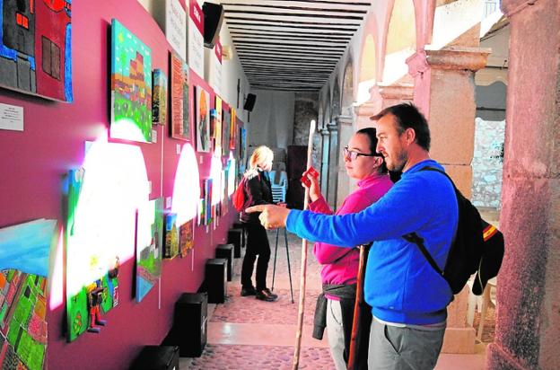 Dos visitantes observan la exposición en la basílica./J. F. R.