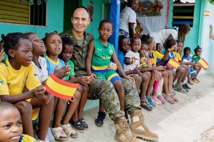 Pascual Soria con un grupo de niños de un colegio en Gabón. /SDC
