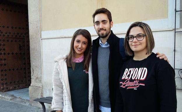 Las representantes de Nuevas Generaciones con el presidente de Feremur, en la puerta de la Casa de Cultura. /SDC