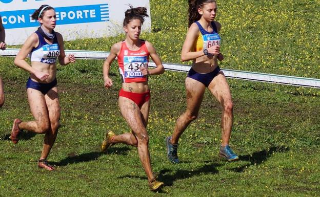 Paloma Sala, en el centro, durante la carrera. /SDC