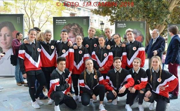 La formación participó en la presentación de carteles de las Fiestas de Primavera en Murcia; Sofía, segunda por la derecha, en la primera fila. /SDC