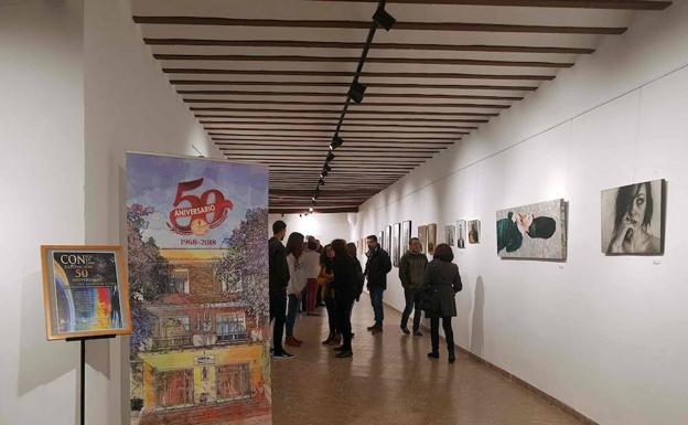 El claustro alto del convento de las Carmelitas acoge la exposición. /SDC